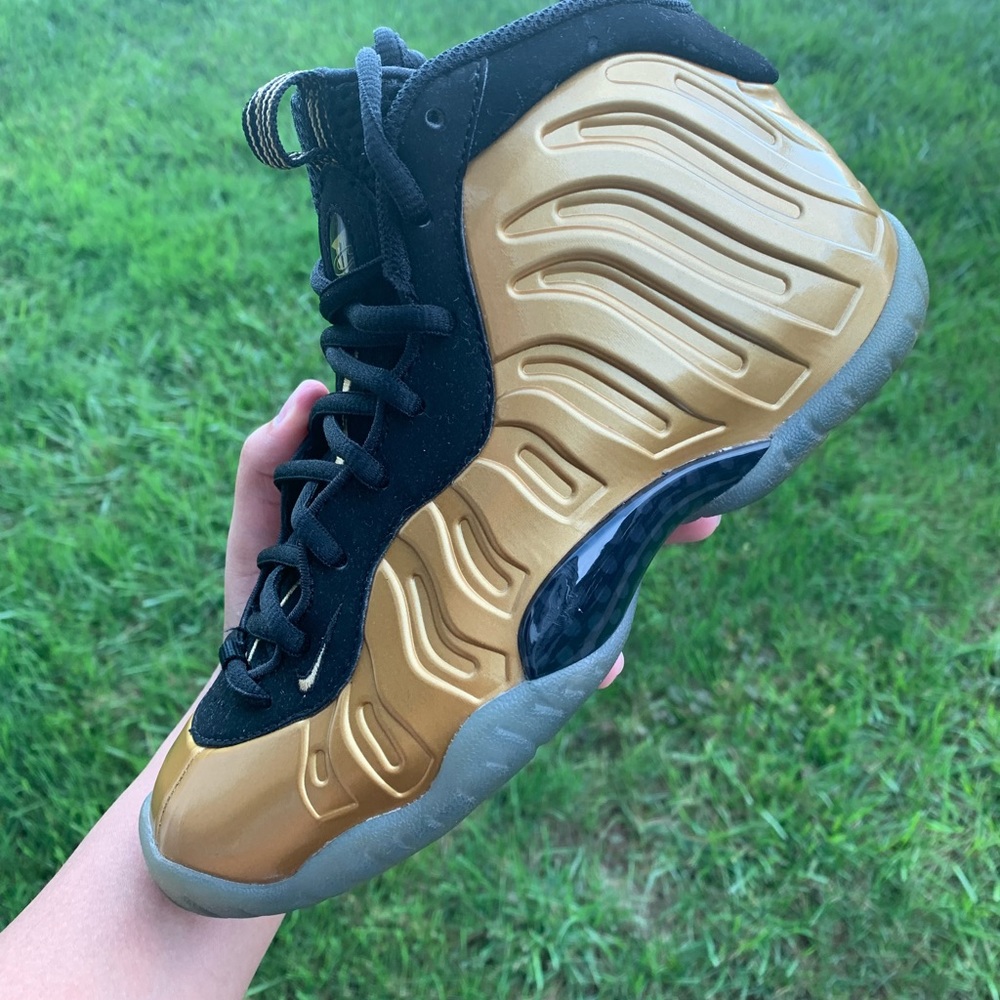 Nike Air Foamposite - Gold Grade School Size 5 🌕⭐️⭐️💛